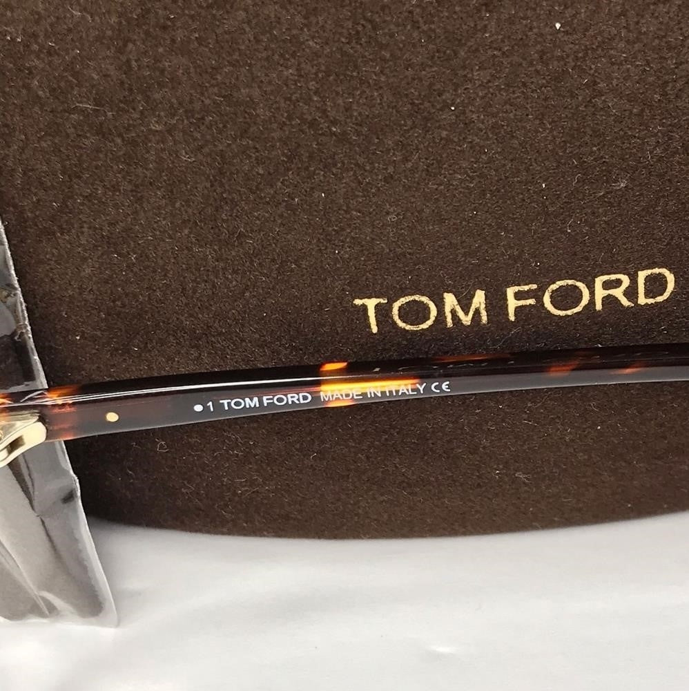 New 💯 Original TOM FORD FT5578-B/V 052This square Tom Ford optical comes in