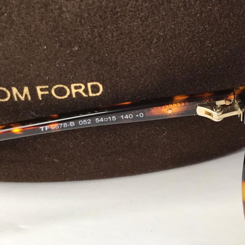 New 💯 Original TOM FORD FT5578-B/V 052This square Tom Ford optical comes in