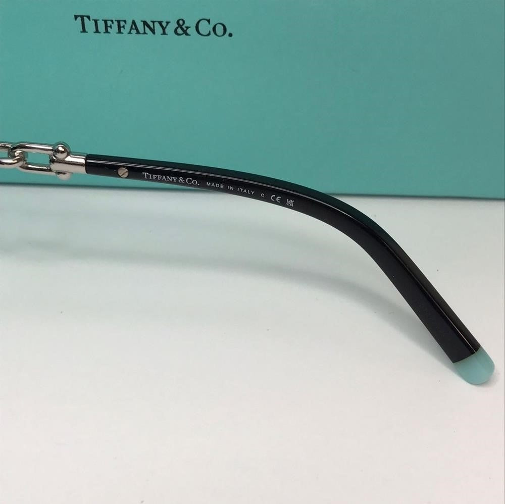 New - 💯 original TIFFANY TF3086 6001/9SThis aviator  sunglass comes in silver