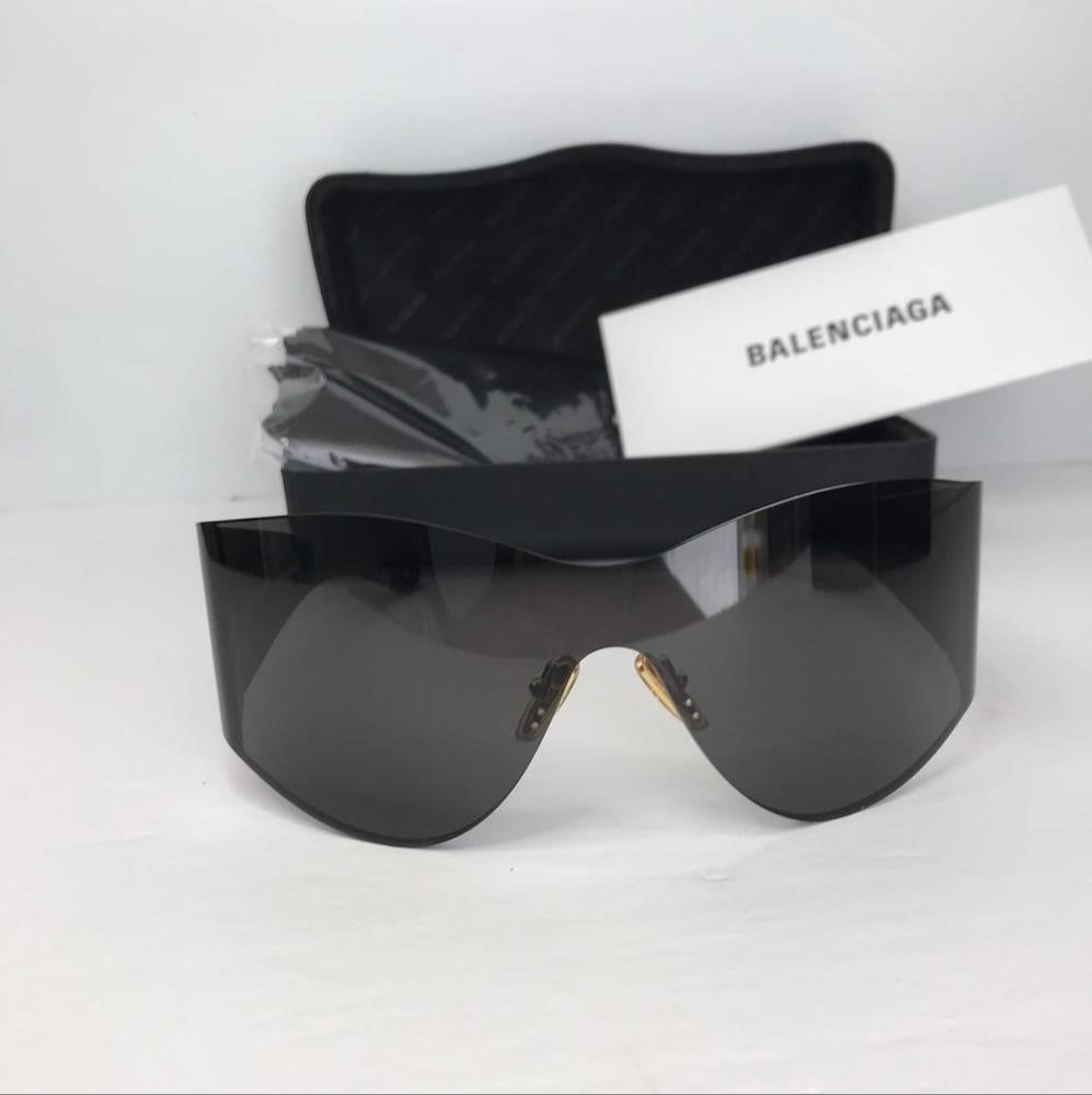 Authentic New BalenciagaMONO MASK SUNGLASSES | BB0122S seen  on Kim Kardashian