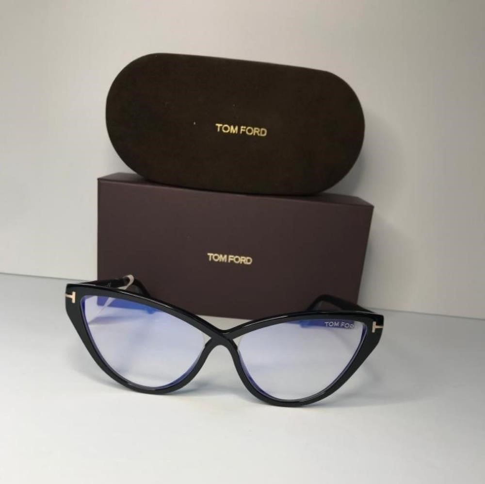 💯 Original TOM FORD FT5729-B/V 001This cat eye optical comes in a shiny black f