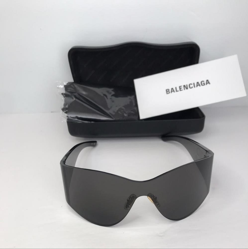 Authentic New BalenciagaMONO MASK SUNGLASSES | BB0122S seen  on Kim Kardashian