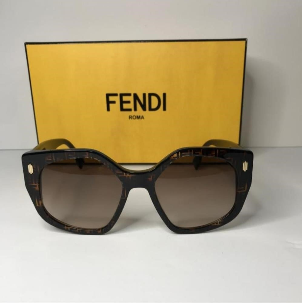 New- 💯 ORIG Fen­di FE40017I Geo­met­ric Square Sun­glass­es worn by Sut­ton S