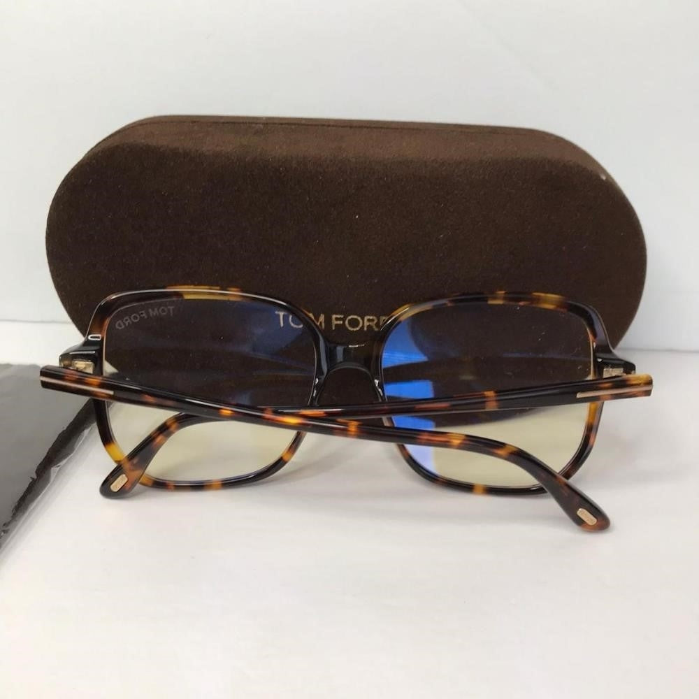 New 💯 Original TOM FORD FT5578-B/V 052This square Tom Ford optical comes in