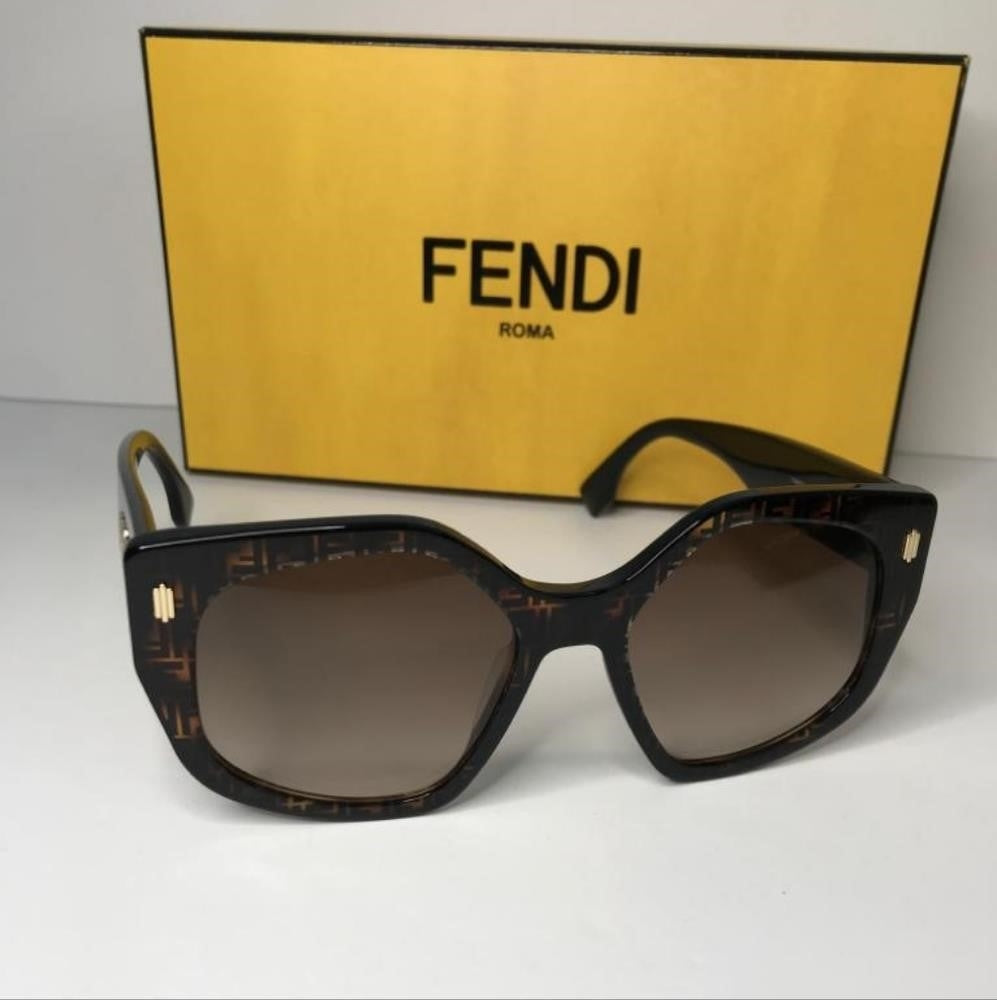 New- 💯 ORIG Fen­di FE40017I Geo­met­ric Square Sun­glass­es worn by Sut­ton S