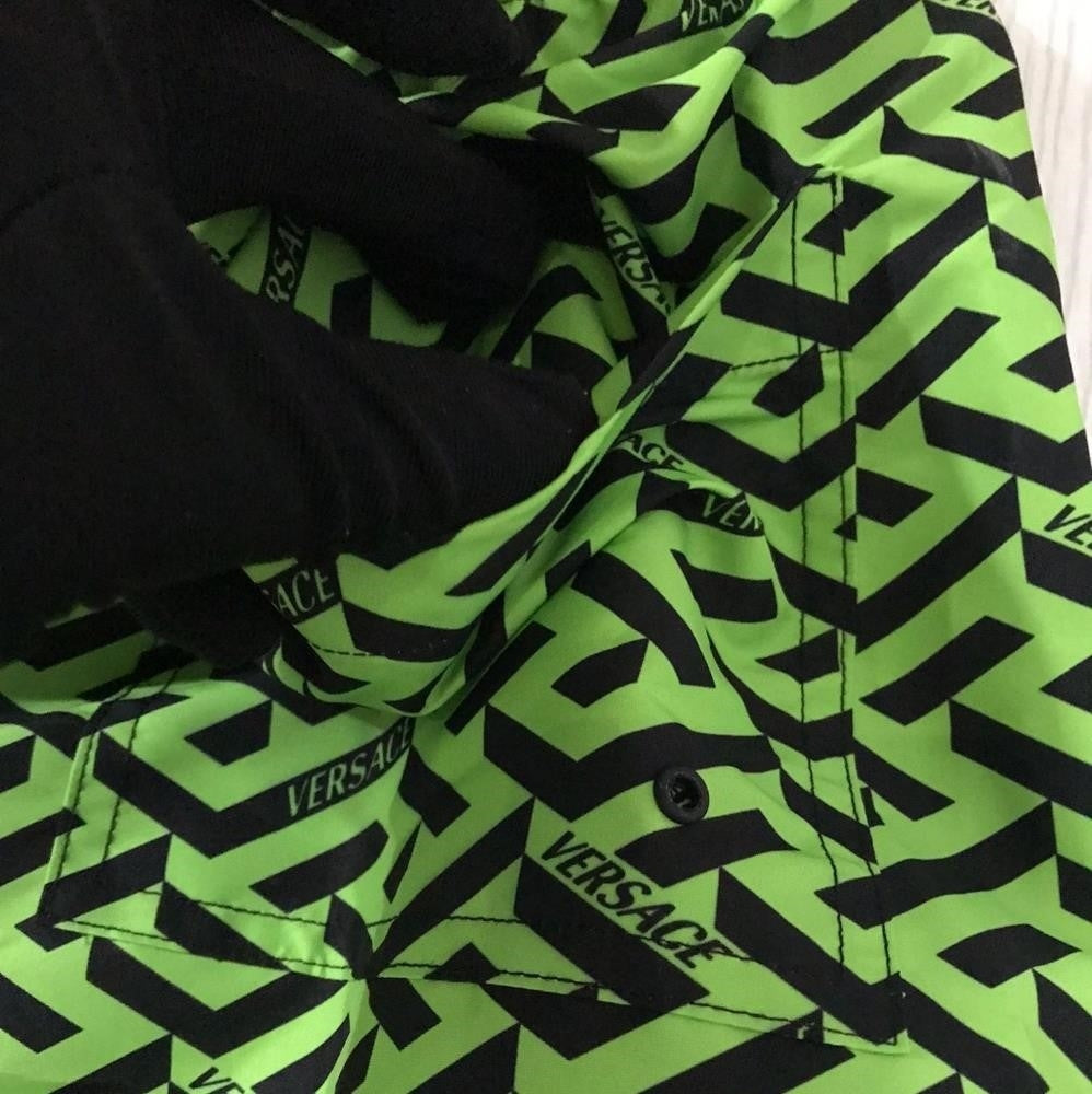 New -  💯 Original Trendy Versace Greca logo-print 🩳 Shorts green/black mon