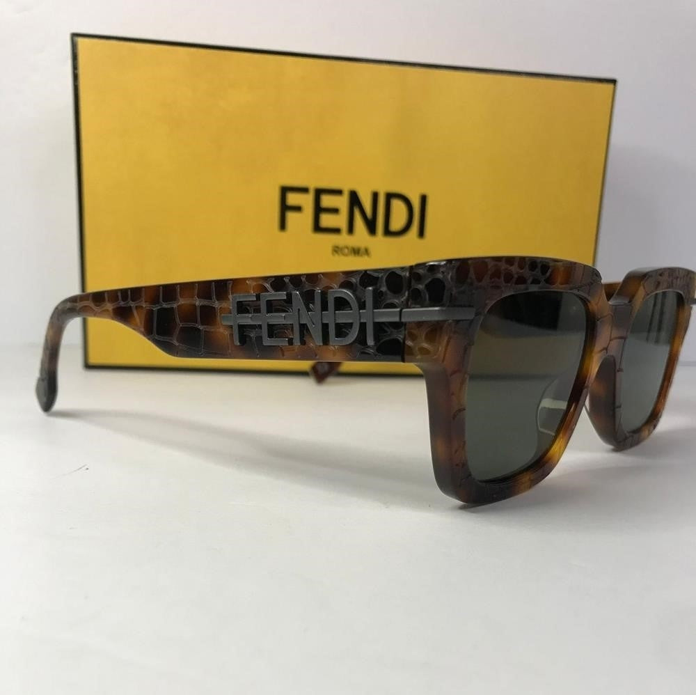 💯 Original  Fendi FE40078I squared sunglasses