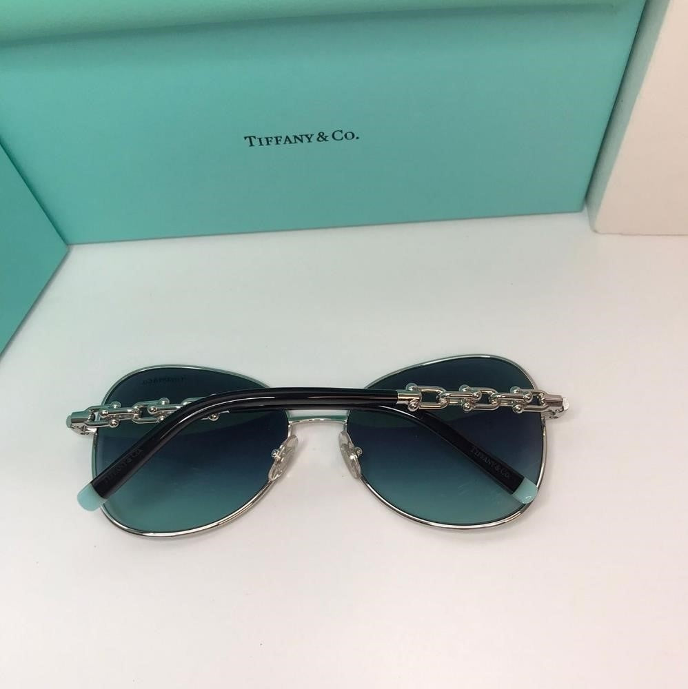 New - 💯 original TIFFANY TF3086 6001/9SThis aviator  sunglass comes in silver