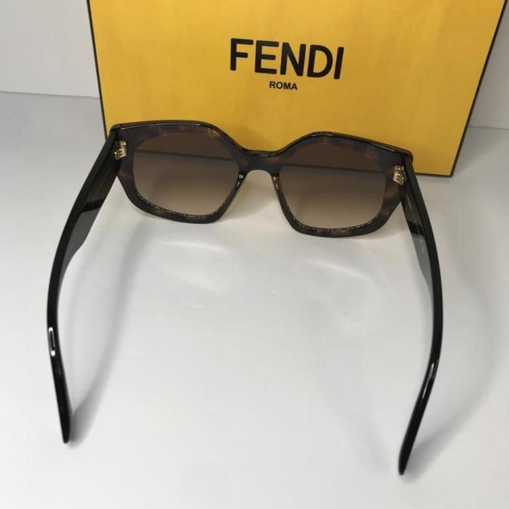 New- 💯 ORIG Fen­di FE40017I Geo­met­ric Square Sun­glass­es worn by Sut­ton S