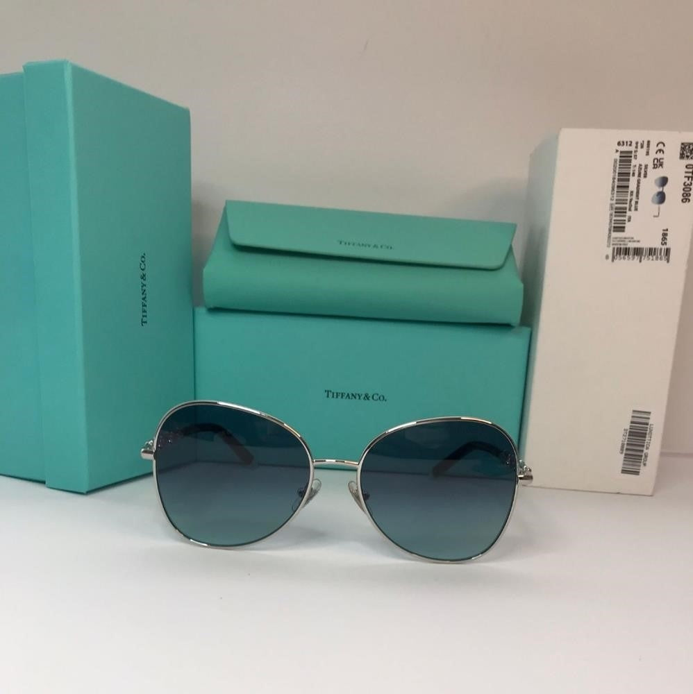 💯 original TIFFANY TF3086 6001/9SThis aviator  sunglass comes in silver frame