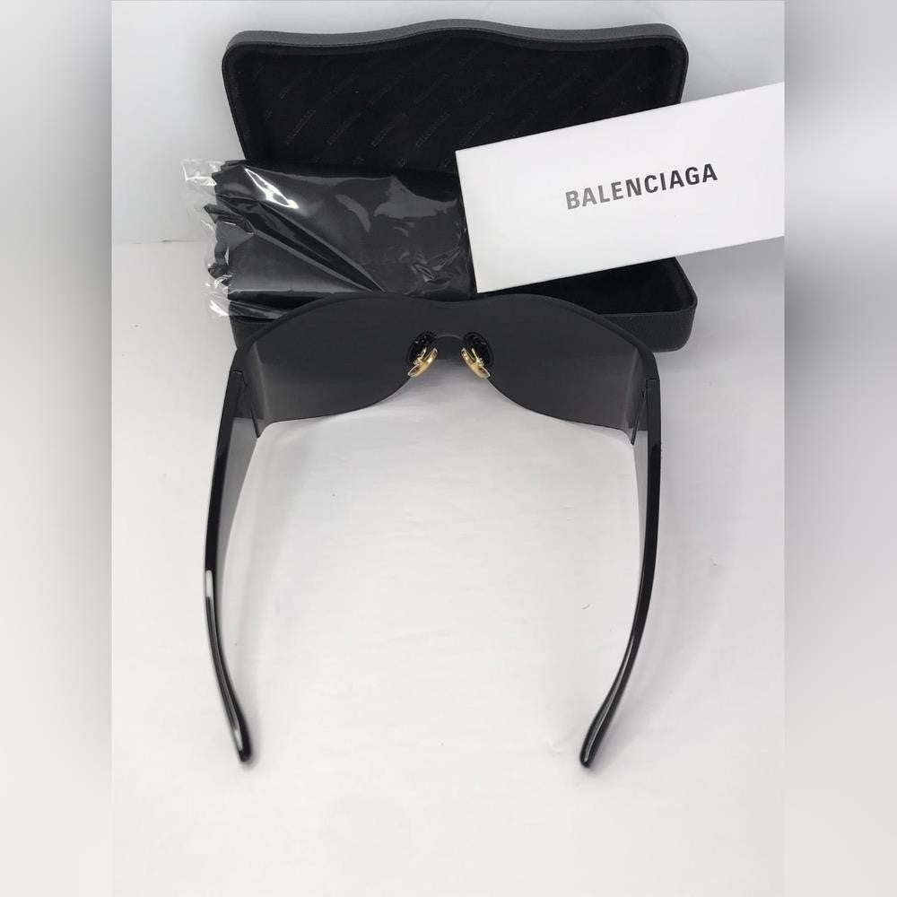 Authentic New BalenciagaMONO MASK SUNGLASSES | BB0122S seen  on Kim Kardashian