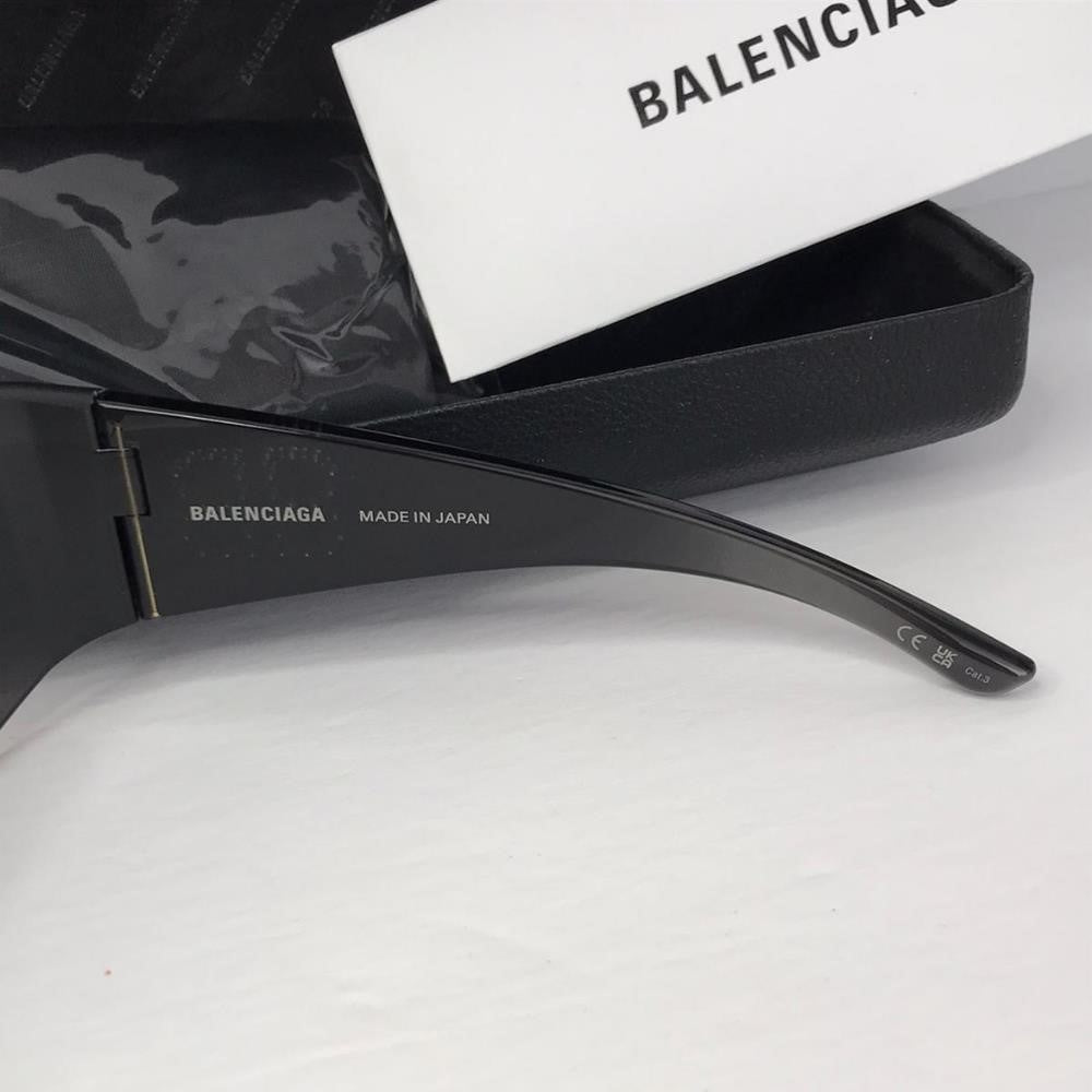 Authentic New BalenciagaMONO MASK SUNGLASSES | BB0122S seen  on Kim Kardashian