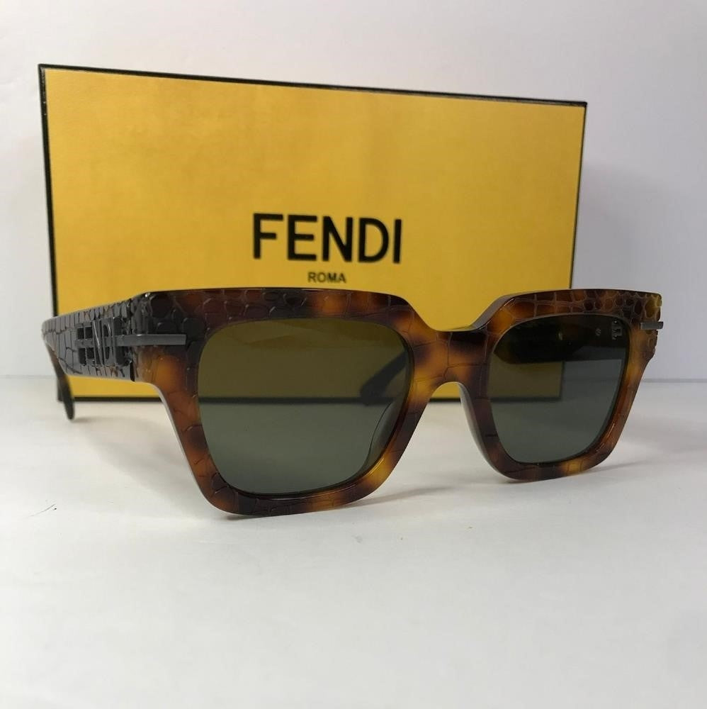 New - 💯 Original  Fendi FE40078I squared sunglasses