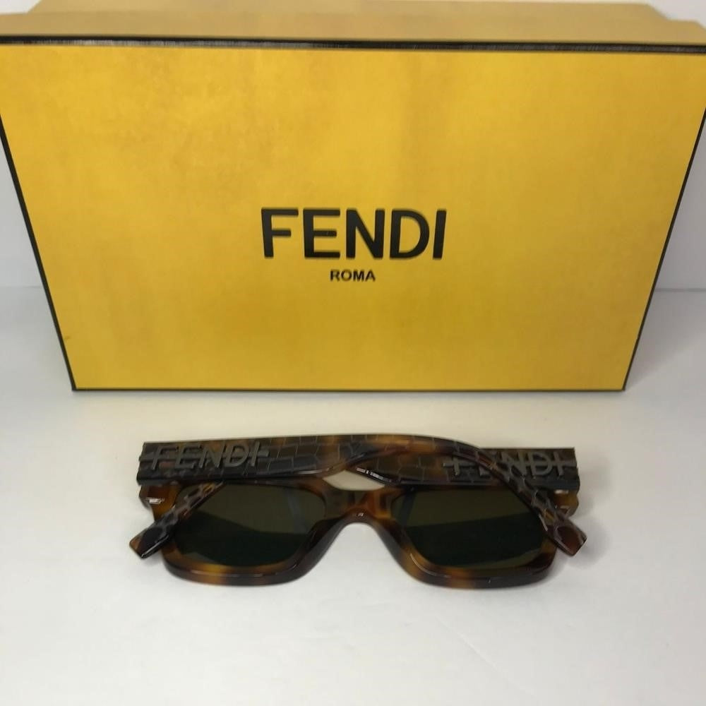 💯 Original  Fendi FE40078I squared sunglasses