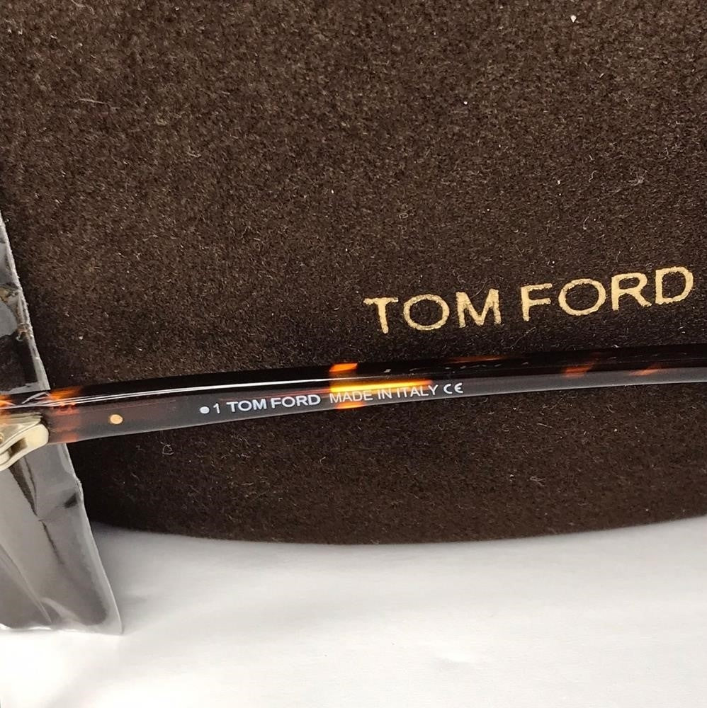 New 💯 Original TOM FORD FT5578-B/V 052This square Tom Ford optical comes in