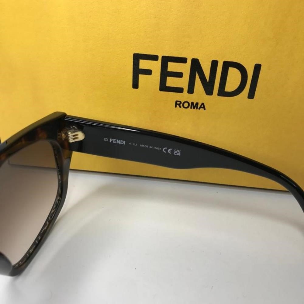 New- 💯 ORIG Fen­di FE40017I Geo­met­ric Square Sun­glass­es worn by Sut­ton S