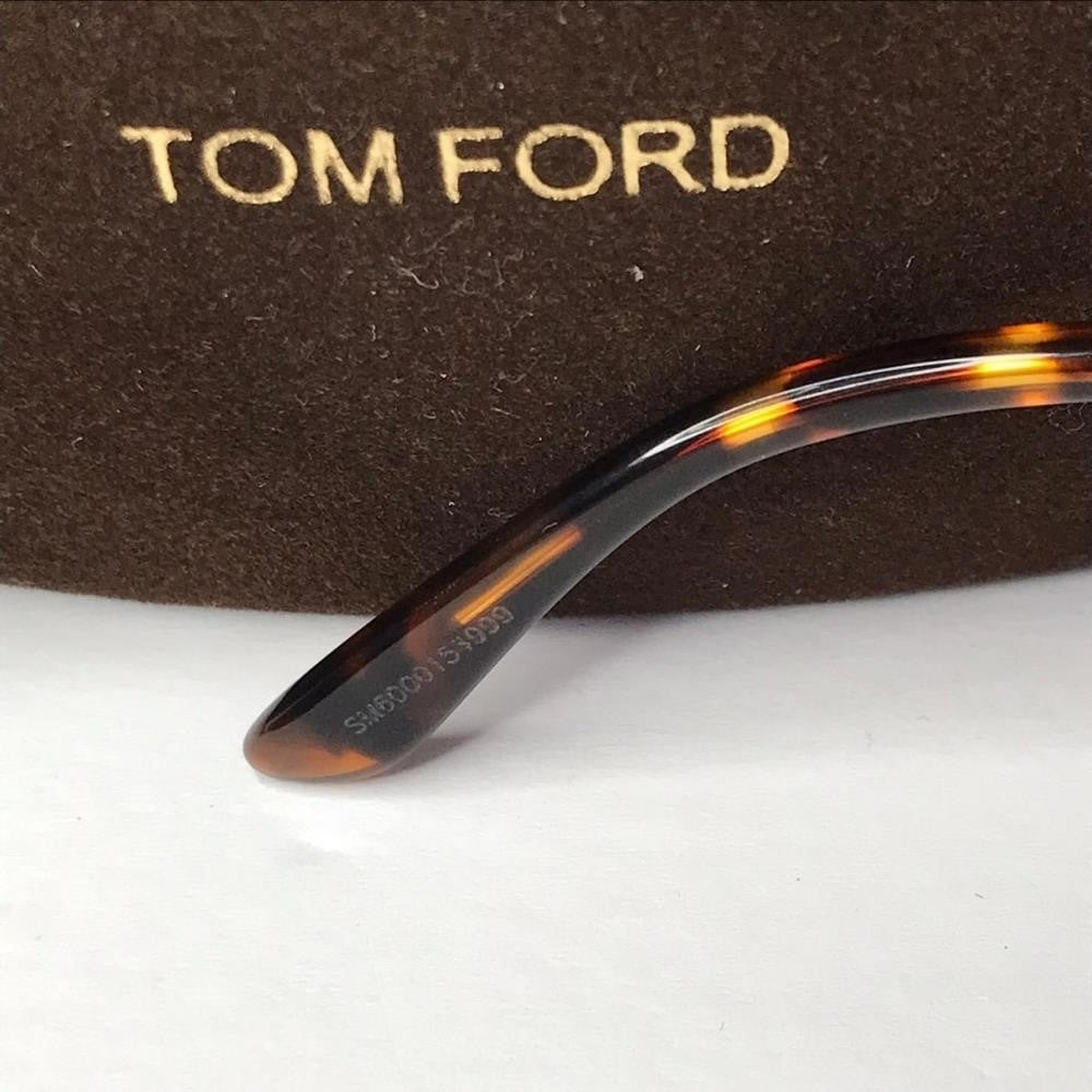 New 💯 Original TOM FORD FT5578-B/V 052This square Tom Ford optical comes in